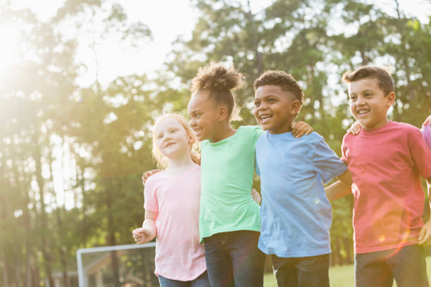 edookan/ui/public/img/multiethnic-group-of-children-a-the-park-picture-id856718544.jpeg